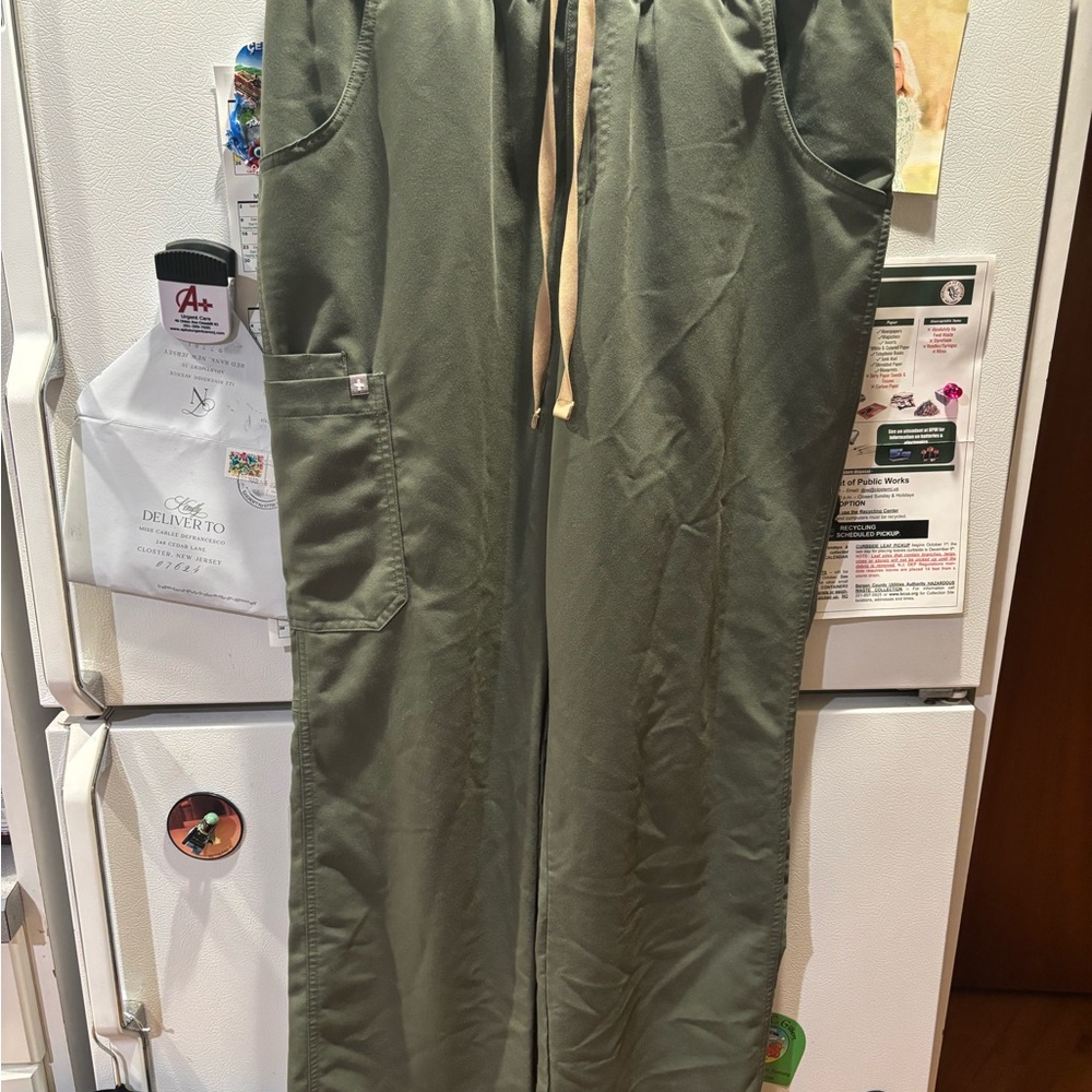 FIGS women’s Cargo Drawstring Pants in Olive